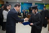 학생들에게 졸업장을 수여하시는 시장님의 모습39사진(00124)