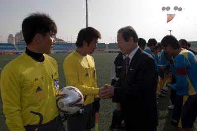 축구선수들과 악수하는 시장님2