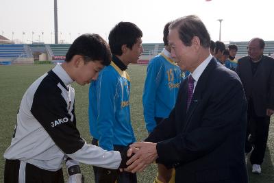 축구선수들과 악수하는 시장님1