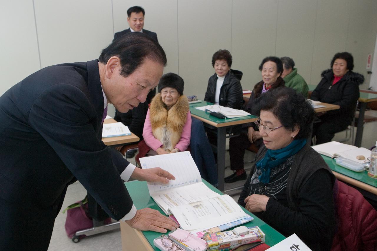 문해 교육장 학생의 책을 둘러보는 시장님1