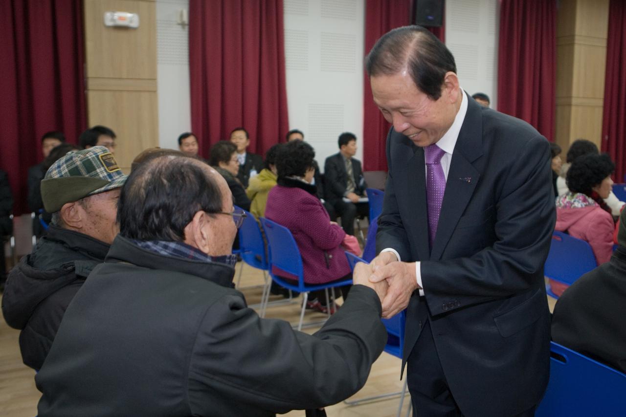 주인과 악수하고 있는 시장님3