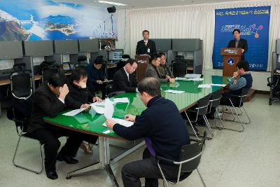 문서자료를 보며 건설교통국 기자회견중인 모습