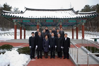 군경묘지 앞에서 찍은 단체사진2