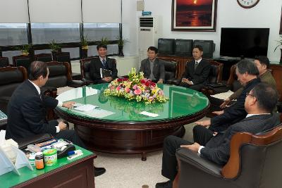 시장실에 모인 군산동고 총동창회 임원분들과 시장님2