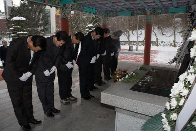 묘지에 국화를 놓고 단체로 인사하는 모습