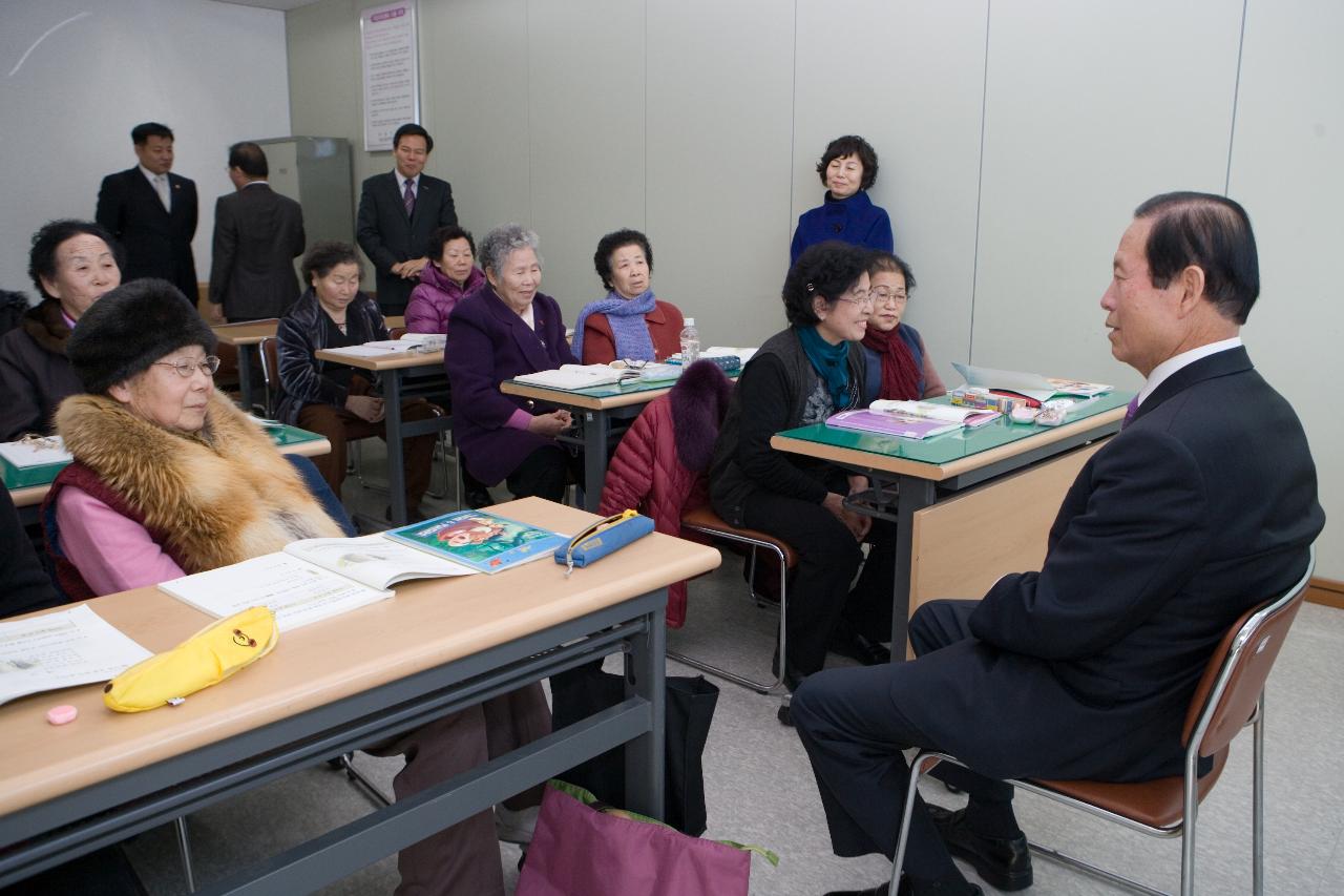 문해 교육장 학생들과 대화하는 시장님5