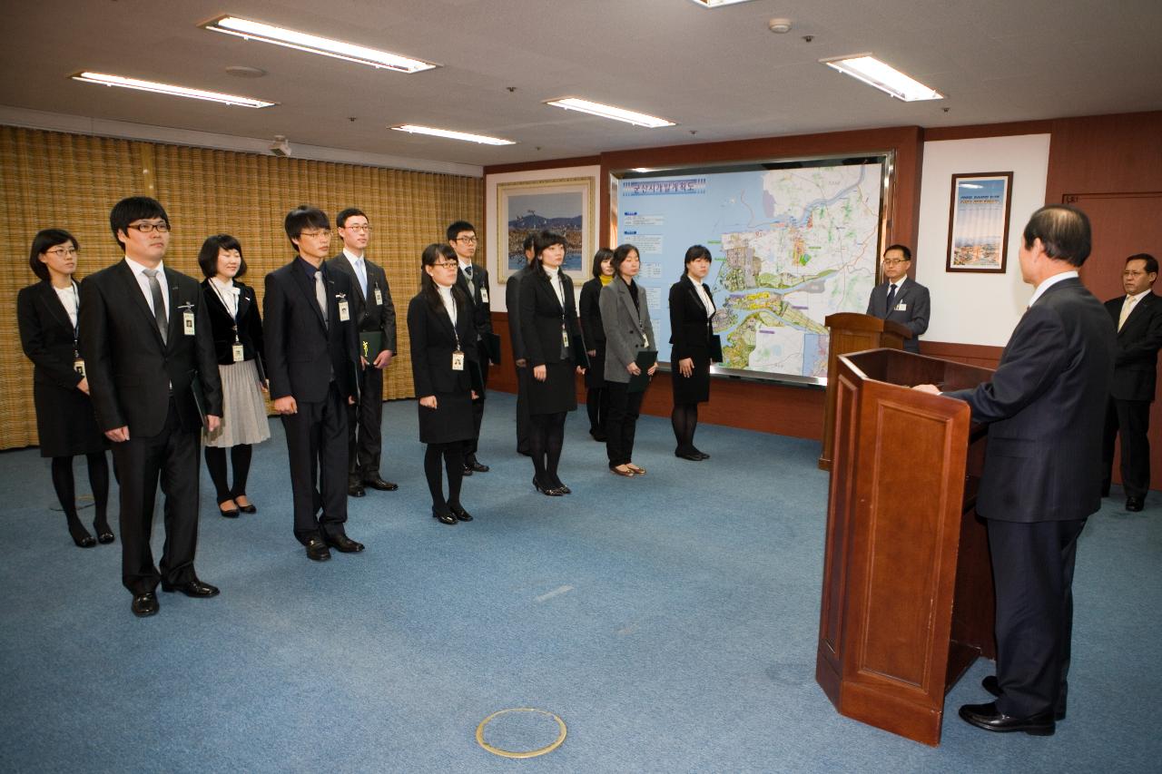 신규임용 사령교부 축사하시는 시장님