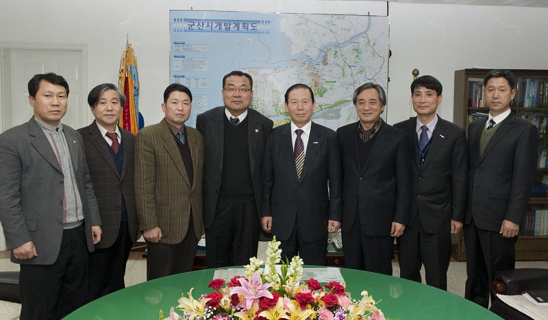 군산동고 총동창회 임원들과 시장님 단체사진