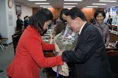 여성단체 대표에게 꽃다발을 받는 김완주 도지사님의 모습사진(00217)