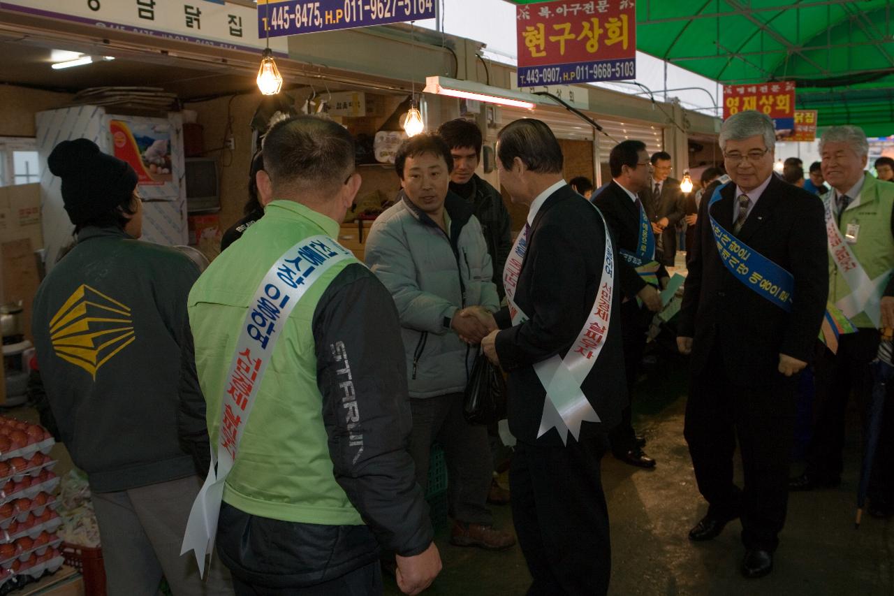 시장 주민들과 악수를 하시는 시장님3