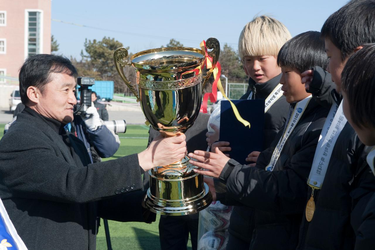 금석배 초등부 축구 우승트로피 전달식1