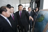 새만금의 가상지형도를 바라보시는 윤증현 기획재정부장관님과 임원님들2사진(00089)