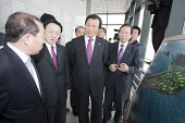 새만금의 가상지형도를 바라보시는 윤증현 기획재정부장관님과 임원님들3사진(00092)
