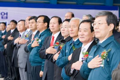 국기에 대한 경례를 하시는 대표님들과 직원들2