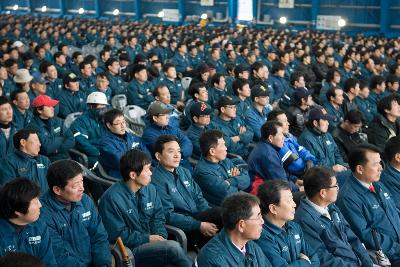 준공식에 참석한 현대중공업 직원들2