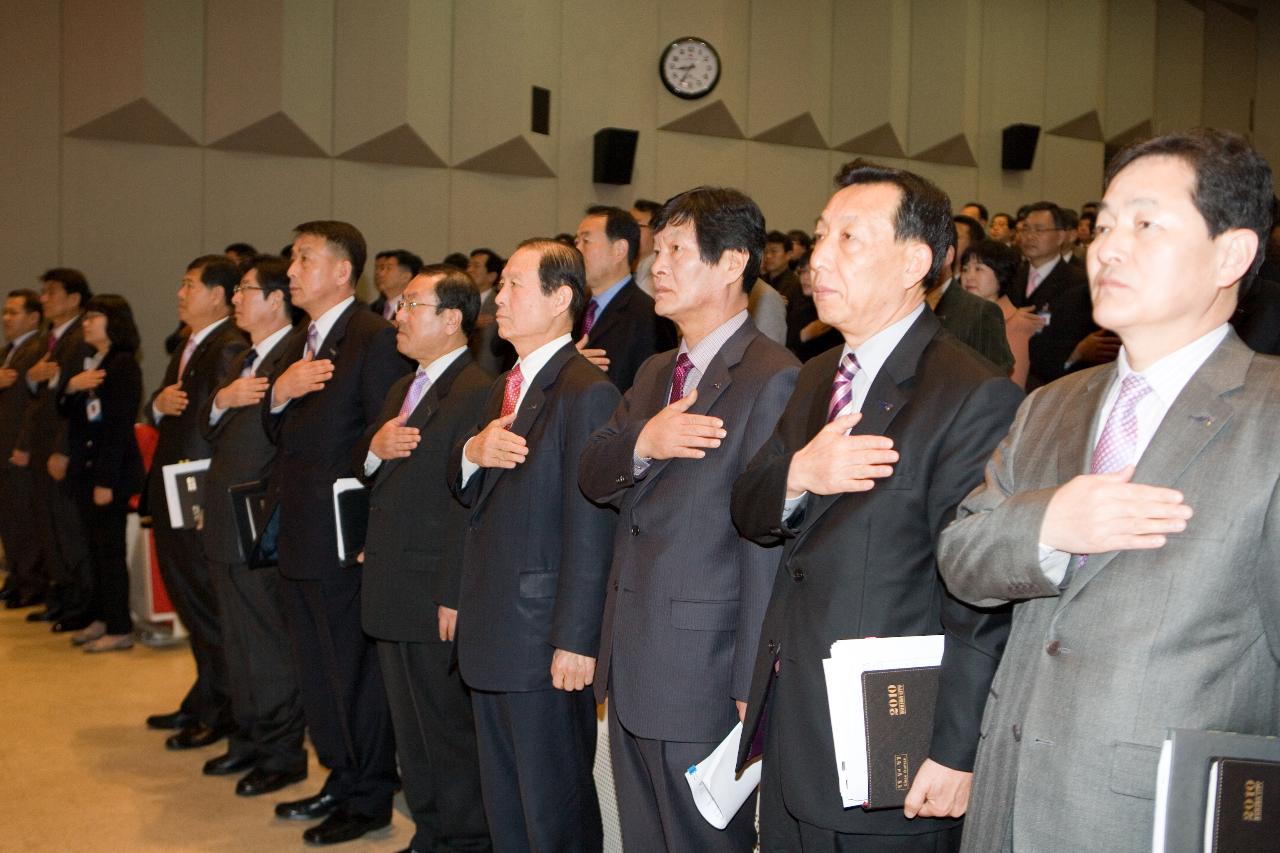 국기에 대한 경례를 하는 시장님과 직원들1