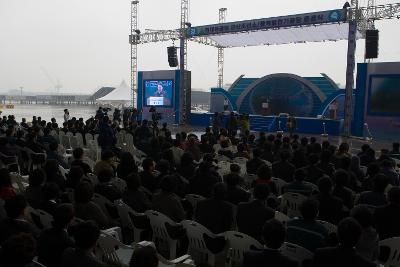 군산조선소, 풍력발전기 공장 준공식 축사하시는 도지사님과 직원들의 모습