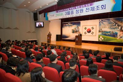 연설하시는 시장님과 바라보는 직원들3