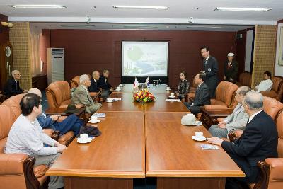 대화를 나누시는 일본 이공회 방문단과 한국 인사들1