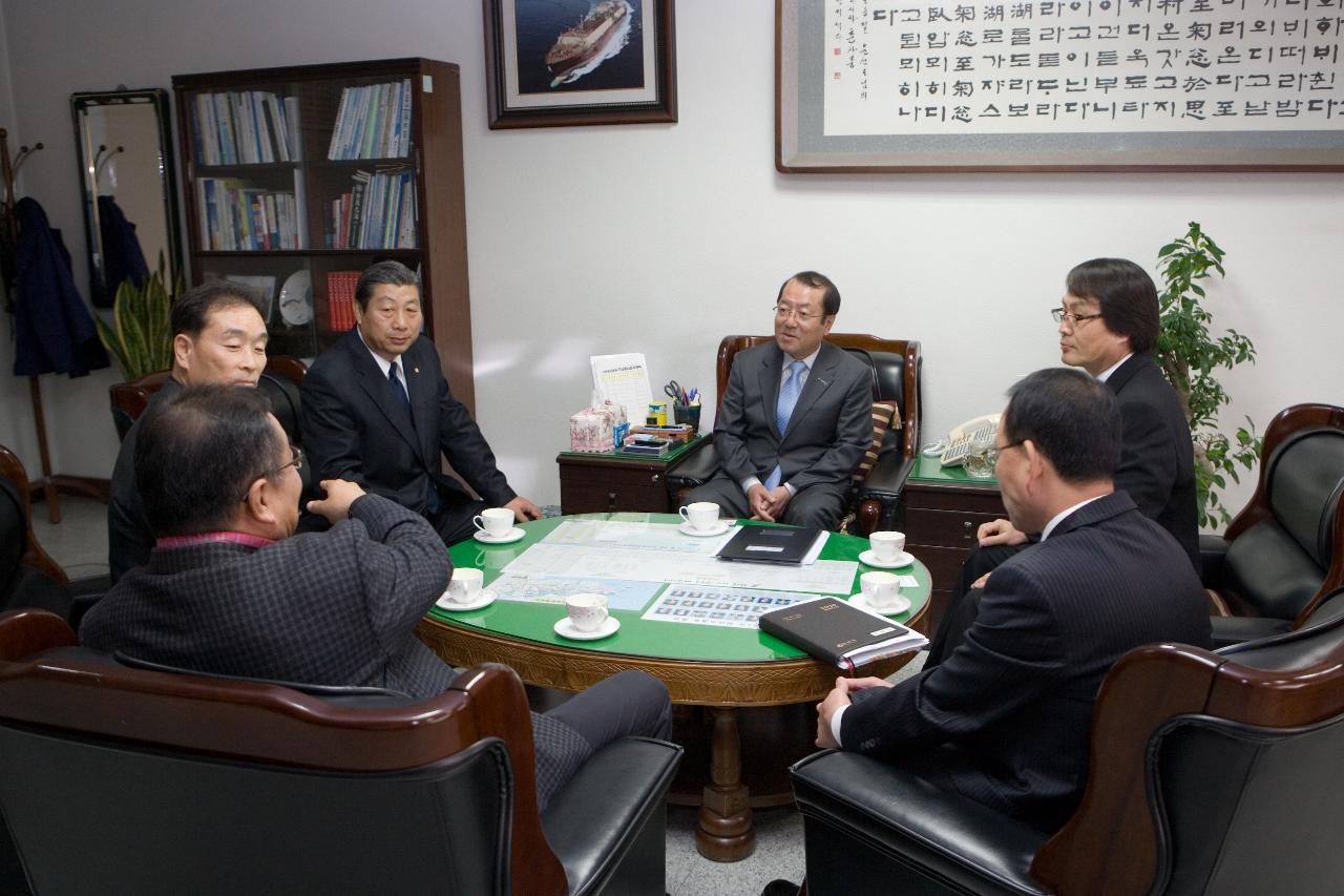 미국 타코마시 한인회장 일행과 부시장님께서 대화하시는 모습2