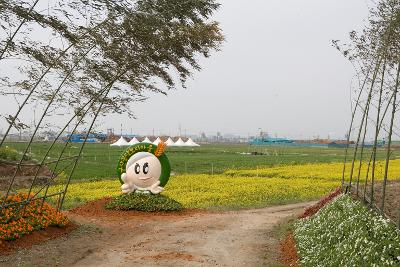 미성 꽁당보리축제 마스코트와 뒤로 보이는 준비현장