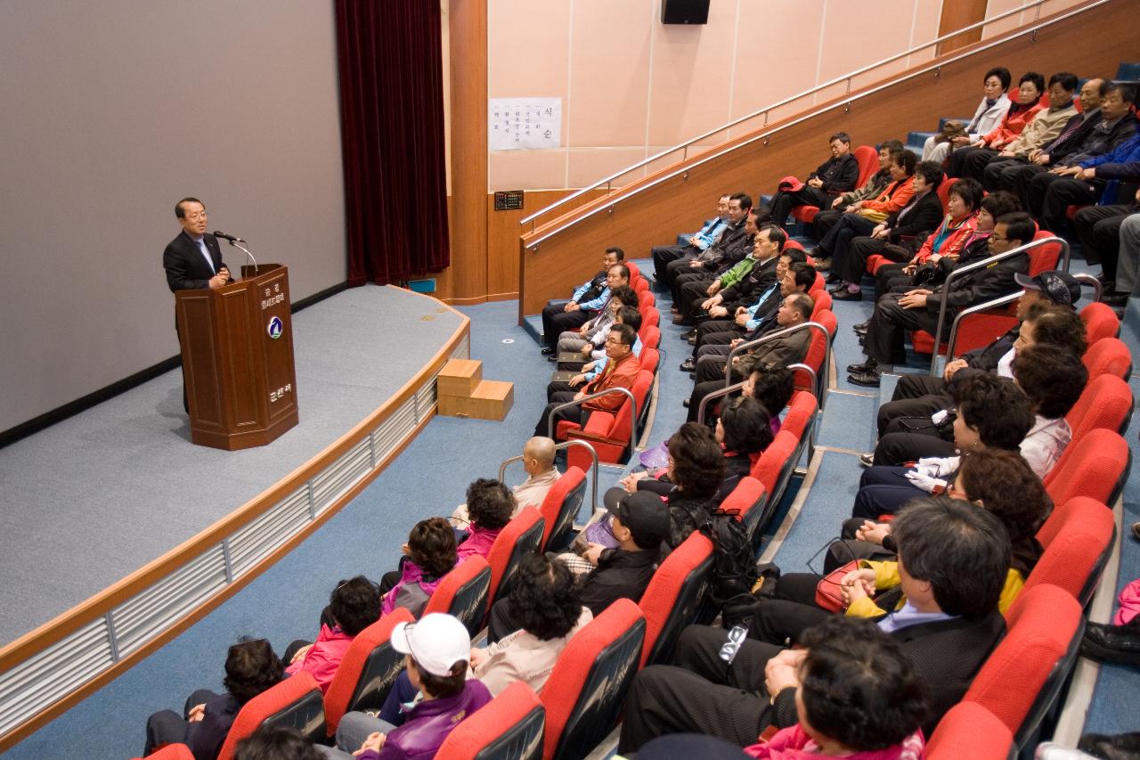 모범운전자 홍보대사 위촉식 축사하시는 부시장님과 참석한 시민들