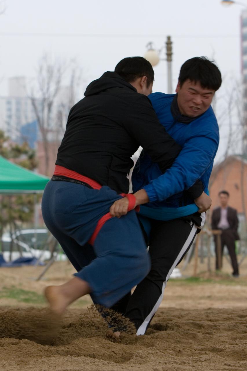 씨름 경기중인 남성선수들1