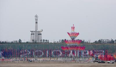 새만금 방조제 준공 기념탑이 배경으로 보이는 깃발축제 행사장3