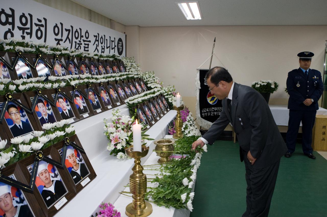 국화꽃을 놓으며 고인의 넋을 기리는 부시장님