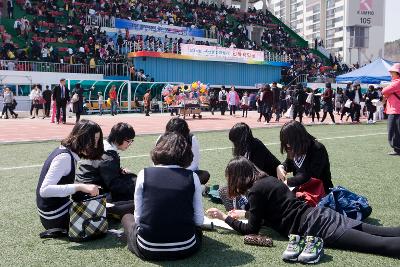 잔디밭에 앉아서 글을 쓰고있는 여고생들2