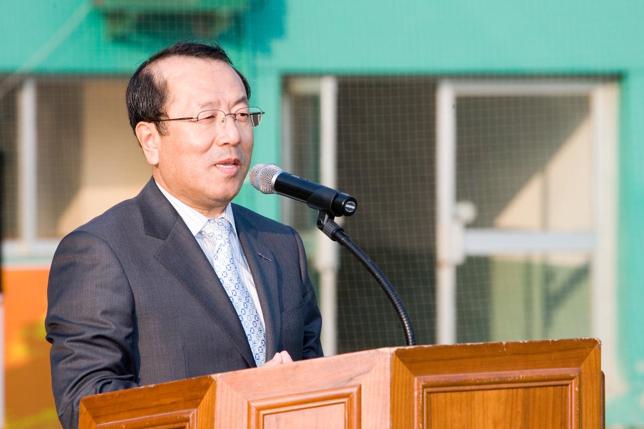 군산 리틀야구단 창단식 축사하시는 부시장님