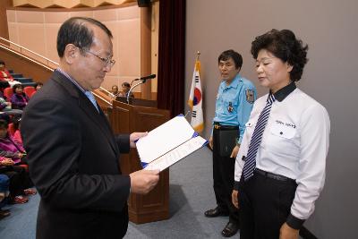 모범 운전자 홍보대사 위촉장을 수여하는 부시장님2