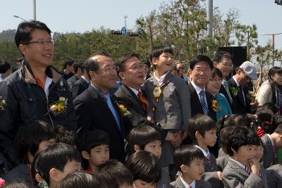 그린카 시승식에 견학온 어린이들뒤에 서 계신 부시장님과 대표님들1