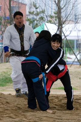 씨름 경기중인 여성선수들1