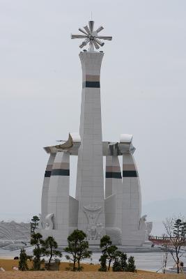 새만금 방조제 준공 기념탑 모습