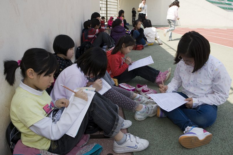 글을 쓰고있는 백일장대회에 참가한 어린이들