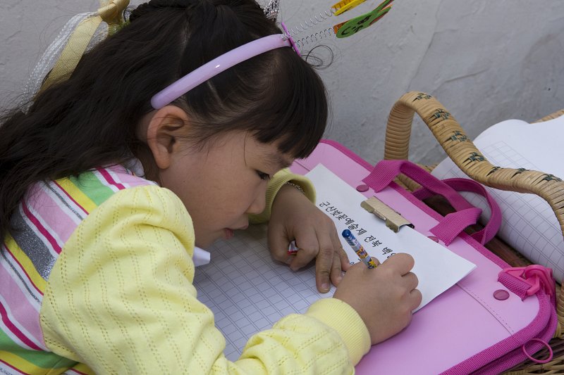 글 쓰고있는 벚꽃 백일장 대회에 참가한 어린이