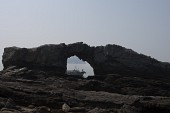 고군산군도의 독립문바위 사이로 보이는 배2사진(00070)