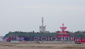새만금 방조제 준공 기념탑이 배경으로 보이는 깃발축제 행사장1사진(00014)