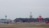 새만금 방조제 준공 기념탑이 배경으로 보이는 깃발축제 행사장2사진(00015)