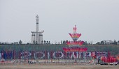 새만금 방조제 준공 기념탑이 배경으로 보이는 깃발축제 행사장3사진(00016)