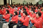 박수를 치는 빨간옷을 입은 자원봉사자들사진(00006)