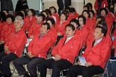 빨간옷을 입은 인사분들과 자원봉사자들1사진(00007)