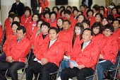 빨간옷을 입은 인사분들과 자원봉사자들2사진(00008)
