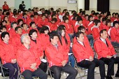 빨간옷을 입은 인사분들과 자원봉사자들3사진(00009)