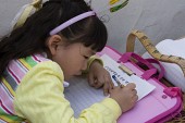 글 쓰고있는 벚꽃 백일장 대회에 참가한 어린이사진(00003)