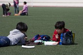 잔디밭에 앉아서 글을 쓰고있는 아이들1사진(00006)