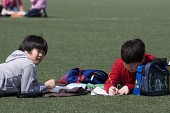 잔디밭에 앉아서 글을 쓰고있는 아이들2사진(00007)