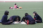 잔디밭에 앉아서 글을 쓰고있는 여고생들3사진(00008)