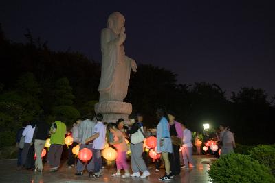 등불을 들고 불상 주위에 모여있는 사람들3